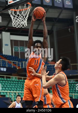 Zhuji, provincia cinese di Zhejiang. 5 novembre 2021. Jamaal Franklin (TOP) di Shanghai Sharks vies per la palla durante il 9 ° round della partita tra Tianjin Pioneers e Shanghai Sharks alla stagione 2021-2022 della Lega cinese di Basket Association (CBA) a Zhuji, la Cina orientale della provincia di Zhejiang, 5 novembre 2021. Credit: Chen Xinbo/Xinhua/Alamy Live News Foto Stock