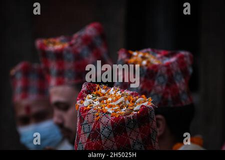 Lalitpur, Bagmati, Nepal. 5 novembre 2021. La gente prende parte ad un MHA di massa: Puja che significa adorare se stessi o il corpo a Khokana del distretto di Lalitpur del Nepal. MHA: Pooja è condotta il quarto giorno di cinque giorni Tihar festival in Nepal, in particolare da Newa: comunità. Credit: Amit Machamasi/ZUMA Wire/Alamy Live News Foto Stock