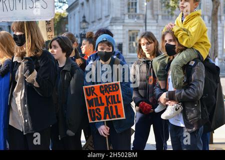 Londra, Regno Unito. 5 novembre 2021. I giovani dimostranti del clima si sono riuniti di fronte a Downing Street e hanno marciato in Piazza del Parlamento per dimostrare la mancanza di azione climatica da parte del governo. Credit: Thomas Krych/Alamy Live News Foto Stock