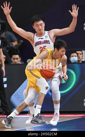 Zhuji, provincia cinese di Zhejiang. 5 novembre 2021. Zhao Yanhao (davanti) dei Lions di Zhejiang compete durante la nona partita di round tra i Lions di Zhejiang e i leoni di Guangzhou Loong alla stagione 2021-2022 del campionato cinese di pallacanestro (CBA) a Zhuji, provincia cinese orientale di Zhejiang, 5 novembre 2021. Credit: Sun Fanyue/Xinhua/Alamy Live News Foto Stock