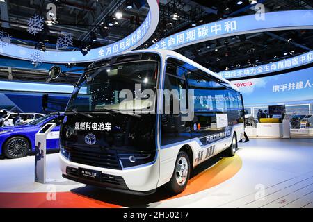 Shanghai, Cina. 5 novembre 2021. Un nuovo veicolo energetico Toyota è esposto al 4° China International Import Expo (CIYE) a Shanghai, Cina orientale, 5 novembre 2021. Credit: Hao Zhao/Xinhua/Alamy Live News Foto Stock