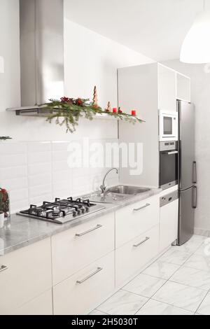 Moderna cucina bianca pulita con decorazione di Natale. Concetto di interno  di bellissimo appartamento Foto stock - Alamy