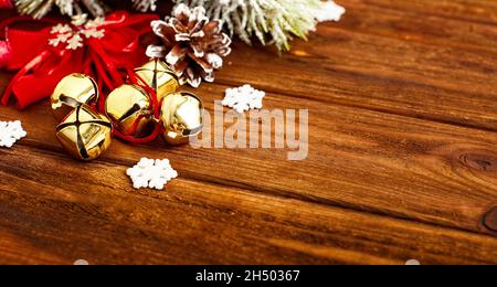 Sfondo di legno di Natale con abete bianco. Visualizzazione con spazio di copia . Spazio copia incorniciato da rami di albero di Natale, decorazioni, dolci. Foto Stock