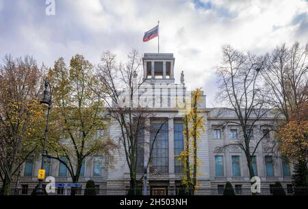 Berlino, Germania. 05 novembre 2021. Una bandiera russa vola all'ambasciata russa di Berlino. In circostanze inspiegabili, un dipendente dell'ambasciata russa è morto a Berlino. Secondo una relazione 'Spiegel', le guardie di sicurezza della polizia di Berlino hanno trovato l'uomo sul marciapiede sul retro del complesso delle ambasciate già nel 19 ottobre di mattina. (A dpa 'corpo di diplomatico russo trovato all'ambasciata') Credit: Kay Nietfeld/dpa/Alamy Live News Foto Stock