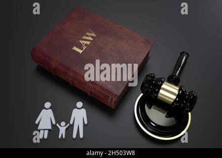 Law Book e Gavel sul tavolo con la famiglia figura legge concetto 3D rendering Foto Stock