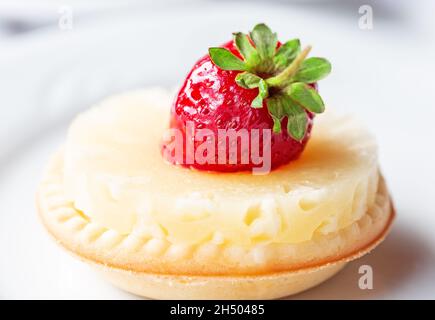 Dessert alla torta di fragole su sfondo bianco. Pezzo di torta alla fragola su un piatto bianco con fragole fresche. Foto Stock