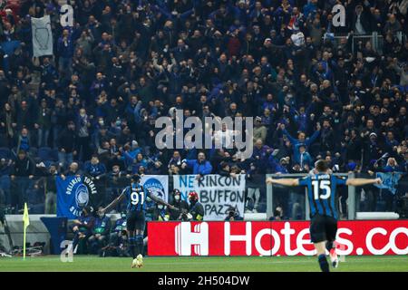 Bergamo, Italia. 2 novembre 2021. Italia, Bergamo, 2 nov 2021: Duvan Zapata (attaccante Atalanta) segna e celebra il traguardo del 2-1 a 56' durante la partita di calcio ATALANTA vs MANCHESTER UTD, UCL 4° giorno, stadio Gewiss (Foto di Fabrizio Andrea Bertani/Pacific Press/Sipa USA) credito: Sipa USA/Alamy Live News Foto Stock