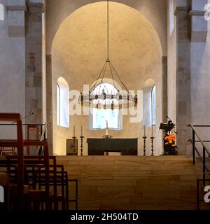 Hildesheim, Germania, 4 novembre 2021: Altare maggiore dietro le scale della cattedrale, decorato con candele e fiori Foto Stock