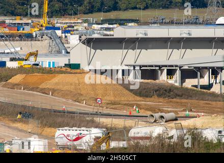 West Hyde, Regno Unito. 5 novembre 2021. L'HS2 South Portal Compound dove inizia l'ingresso ai tunnel Chiltern. HS2 Ltd ha comunicato che le loro macchine per la perforazione di tunnel (TBM) di nome Florence e Cecilia hanno scavato due miglia in totale tra loro sotto il Chilterns e AONB. Il collegamento ferroviario ad alta velocità da Londra a Birmingham sta avendo un impatto diabolante sulla campagna mentre l'HS2 continua a cadere antichi boschi e distruggere habitat naturali. Credit: Maureen McLean/Alamy Live News Foto Stock