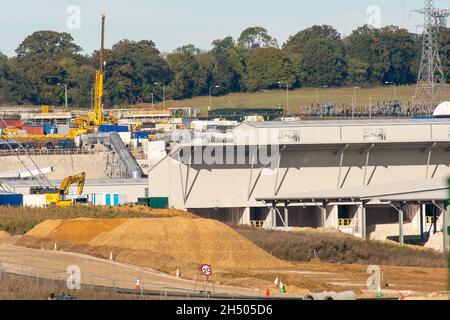 West Hyde, Regno Unito. 5 novembre 2021. L'HS2 South Portal Compound dove inizia l'ingresso ai tunnel Chiltern. HS2 Ltd ha comunicato che le loro macchine per la perforazione di tunnel (TBM) di nome Florence e Cecilia hanno scavato due miglia in totale tra loro sotto il Chilterns e AONB. Il collegamento ferroviario ad alta velocità da Londra a Birmingham sta avendo un impatto diabolante sulla campagna mentre l'HS2 continua a cadere antichi boschi e distruggere habitat naturali. Credit: Maureen McLean/Alamy Live News Foto Stock