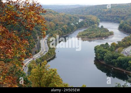 La vista aerea del traffico, Delaware Water Gap e scenario di fogliame autunno dalla cima del Monte Tammany Red Dot Trail vicino Hardwick Township, N. Foto Stock