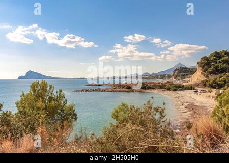 Splendida vista su una baia sul Mar Mediterraneo, Altea, Alicante, Spagna Foto Stock