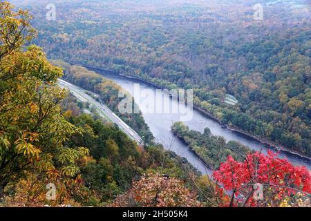 La vista aerea del Delaware Water Gap e del fogliame autunnale dalla cima del Mount Tammany Red Dot Trail vicino a Hardwick Township, New Jersey, U.S.A Foto Stock