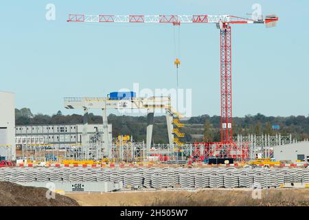 West Hyde, Regno Unito. 5 novembre 2021. L'HS2 South Portal Compound dove inizia l'ingresso ai tunnel Chiltern. HS2 Ltd ha comunicato che le loro macchine per la perforazione di tunnel (TBM) di nome Florence e Cecilia hanno scavato due miglia in totale tra loro sotto il Chilterns e AONB. Il collegamento ferroviario ad alta velocità da Londra a Birmingham sta avendo un impatto diabolante sulla campagna mentre l'HS2 continua a cadere antichi boschi e distruggere habitat naturali. Credit: Maureen McLean/Alamy Live News Foto Stock