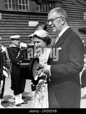 Regina Elisabetta II e Re Gustaf VI Adolf all'apertura delle partite equestri allo stadio di Stoccolma, in Svezia, 10 giugno 2021. La Regina è in visita di Stato in Svezia in occasione dei Giochi equestri olimpici di Stoccolma insieme ad altri membri della famiglia reale britannica. Foto: Kamerabild / TT / code 3001 Foto Stock