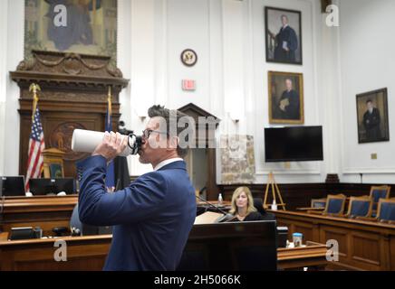 Kenosha, Wisconsin, Stati Uniti. 5 novembre 2021. Il procuratore del distretto assistente Thomas Binger prende un drink prima dell'inizio del processo di Kyle Rittenhouse al tribunale della contea di Kenosha a Kenosha, Wis., venerdì 5 novembre 2021. (Credit Image: © Sean Krajacic/The Kenosha News-POOL via ZUMA Press Wire) Credit: ZUMA Press, Inc./Alamy Live News Foto Stock