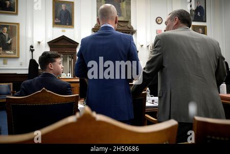 Kenosha, Wisconsin, Stati Uniti. 5 novembre 2021. Kyle Rittenhouse, a sinistra, e i suoi avvocati, Core Chirafisi, centro, E Mark Richards si prepara per l'inizio della giornata durante il suo processo presso il tribunale della contea di Kenosha a Kenosha, Wisconsin, venerdì 5 novembre 2021. (Credit Image: © Sean Krajacic/The Kenosha News-POOL via ZUMA Press Wire) Credit: ZUMA Press, Inc./Alamy Live News Foto Stock