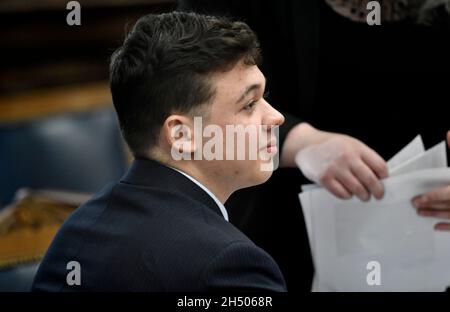 Kenosha, Wisconsin, Stati Uniti. 5 novembre 2021. Kyle Rittenhouse attende la giornata per iniziare durante il processo presso il tribunale della contea di Kenosha a Kenosha, Wisconsin, venerdì 5 novembre 2021. (Credit Image: © Sean Krajacic/The Kenosha News-POOL via ZUMA Press Wire) Credit: ZUMA Press, Inc./Alamy Live News Foto Stock