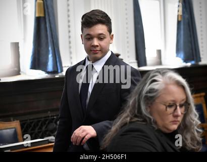 Kenosha, Wisconsin, Stati Uniti. 5 novembre 2021. Kyle Rittenhouse, a sinistra, si porta al suo tavolo dove il suo avvocato, Natalie Wisco, si prepara per la giornata durante il suo processo al tribunale della contea di Kenosha, Wis., Venerdì 5 novembre 2021. (Credit Image: © Sean Krajacic/The Kenosha News-POOL via ZUMA Press Wire) Credit: ZUMA Press, Inc./Alamy Live News Foto Stock