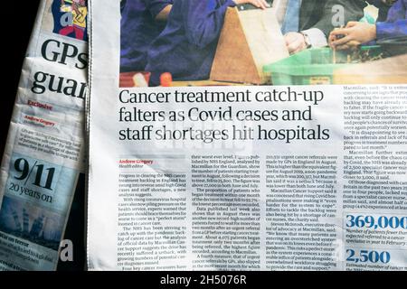 "Il trattamento del cancro vacilla come i casi di Covid e le carenze di personale colpiscono gli ospedali" articolo del giornale Guardian titolo NHS 22 ottobre 2021 Londra UK Foto Stock