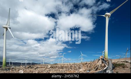 Turbine eoliche, di fronte al cielo blu e alle nuvole bianche di Gran Canaria Foto Stock
