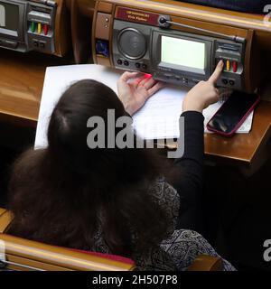 Non esclusiva: KYIV, UCRAINA - 5 NOVEMBRE 2021 - il Servo del popolo MP Yuliia Ovchynnykova lancia il suo voto durante una seduta regolare dell'Ucraina Foto Stock