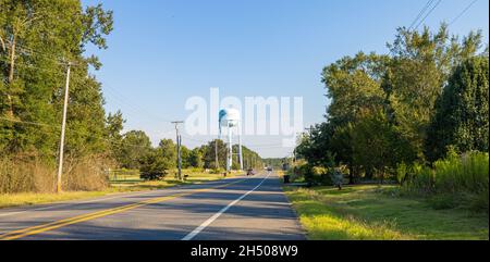 Prescott, Arkansas, Stati Uniti d'America - 26 settembre 2021: Vista della torre d'acqua che entra nella città sulla Delight Hwy Foto Stock