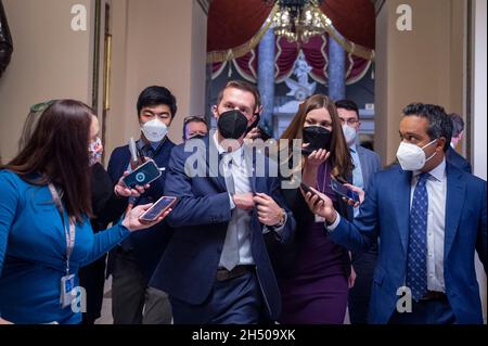 Il rappresentante degli Stati Uniti Jared Golden (democratico del Maine) parla con i giornalisti mentre cammina verso la Camera durante una votazione al Campidoglio degli Stati Uniti a Washington, DC, giovedì 4 novembre 2021. La Camera dei rappresentanti si prepara oggi a votare sulla build Back Better e bipartisan Infrastructure fatture credito: Rod Lamkey/CNP /MediaPunch Foto Stock