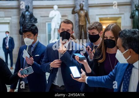 Il rappresentante degli Stati Uniti Jared Golden (democratico del Maine) parla con i giornalisti mentre cammina verso la Camera durante una votazione al Campidoglio degli Stati Uniti a Washington, DC, giovedì 4 novembre 2021. La Camera dei rappresentanti si prepara oggi a votare sulla build Back Better e bipartisan Infrastructure fatture credito: Rod Lamkey/CNP /MediaPunch Foto Stock