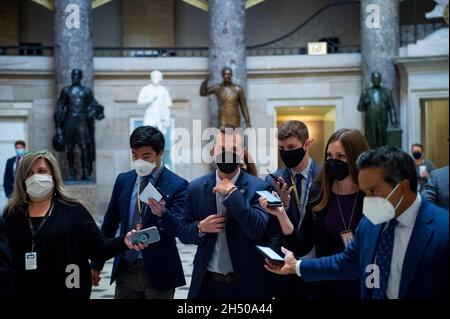 Il rappresentante degli Stati Uniti Jared Golden (democratico del Maine) parla con i giornalisti mentre cammina verso la Camera durante una votazione al Campidoglio degli Stati Uniti a Washington, DC, giovedì 4 novembre 2021. La Camera dei rappresentanti si prepara oggi a votare sulla build Back meglio e bipartisan infrastrutture fatture credito: Rod Lamkey / CNP / MediaPunch Foto Stock