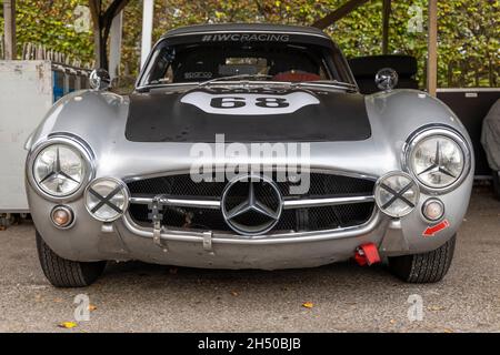 1955 Mercedes-Benz 300 SL 'Gullwing' il Trofeo Moss entrante nel garage del paddock per il 78° Goodwood Members Meeting, Sussex, Regno Unito. Foto Stock