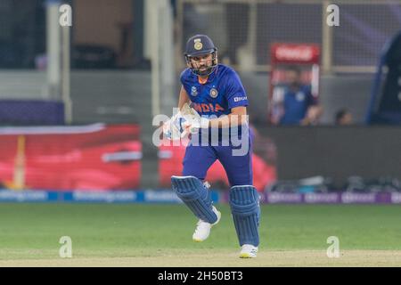 Rohit Sharma of India corre tra i wickets durante la partita ICC Mens T20 World Cup tra India e Scozia al Dubai International Cricket Stadium, Dubai, UAE, il 05 novembre 2021. Foto di Grant Winter. Solo per uso editoriale, licenza richiesta per uso commerciale. Nessun utilizzo nelle scommesse, nei giochi o nelle pubblicazioni di un singolo club/campionato/giocatore. Credit: UK Sports Pics Ltd/Alamy Live News Foto Stock