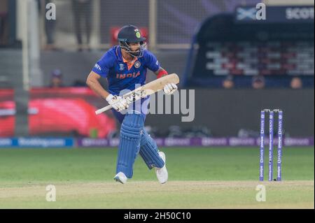 KL Rahul dell'India in azione durante la partita della Coppa del mondo ICC Mens T20 tra India e Scozia al Dubai International Cricket Stadium di Dubai, UAE, il 05 novembre 2021. Foto di Grant Winter. Solo per uso editoriale, licenza richiesta per uso commerciale. Nessun utilizzo nelle scommesse, nei giochi o nelle pubblicazioni di un singolo club/campionato/giocatore. Credit: UK Sports Pics Ltd/Alamy Live News Foto Stock