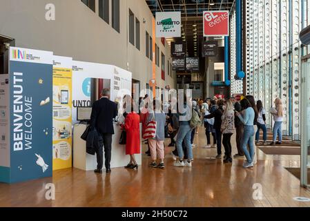 Welcome point, XXXIII Fiera Internazionale del Libro 2021, edificio Lingotto, Torino, Piemonte, Italia. Foto Stock