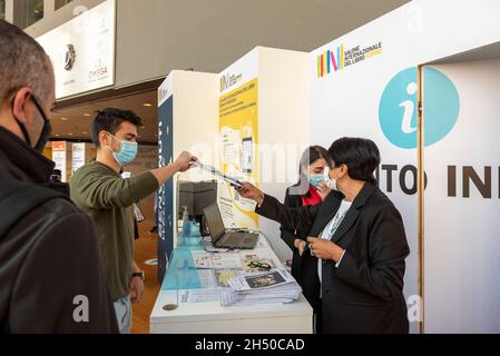 Welcome point, XXXIII Fiera Internazionale del Libro 2021, edificio Lingotto, Torino, Piemonte, Italia. Foto Stock