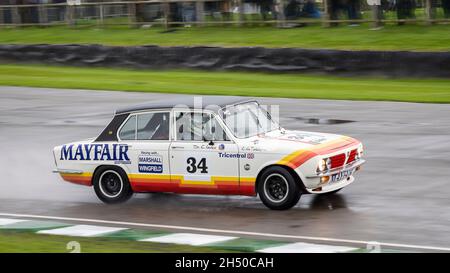 1975 Triumph Dolomite Sprint con il pilota Tim Clarke durante il Gerry Marshall Trophy si riscalda al Goodwood 78th Members Meeting, Sussex, Regno Unito. Foto Stock
