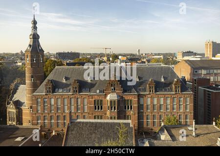 Casa Provinciale della città Groningen visto dall'altezza della strada illuminata da luce del tramonto contro un cielo blu colorato incandescente Foto Stock