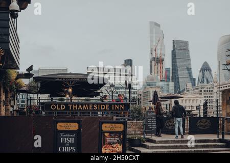 Londra, UK - 17 ottobre 2021: Old Thameside Inn, un pub a London Bridge situato vicino ai resti di Winchester Palace in quella era una volta una vecchia guerra delle spezie Foto Stock