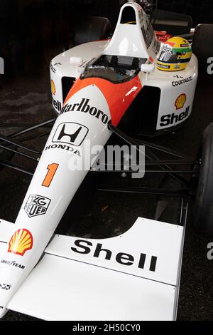 Il casco da corsa di Ayrton Senna è in omaggio sulla McLaren MP4/6 del 1991. Parte del fine settimana commemorazione al 78 ° Goodwood Members Meeting, Regno Unito. Foto Stock