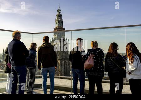 GRONINGEN, PAESI BASSI - 09 ottobre 2021: Persone che godono di vista e si affaccia sul paesaggio urbano della città dal tetto del Forum Groningen con la chiesa Martini Foto Stock