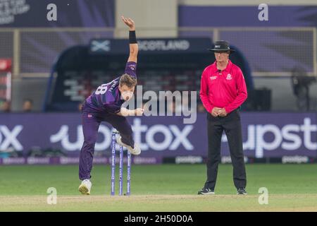 Brad Wheal of Scotland bowling durante la partita di Coppa del mondo ICC Mens T20 tra India e Scozia al Dubai International Cricket Stadium, Dubai, Emirati Arabi Uniti, il 05 novembre 2021. Foto di Grant Winter. Solo per uso editoriale, licenza richiesta per uso commerciale. Nessun utilizzo nelle scommesse, nei giochi o nelle pubblicazioni di un singolo club/campionato/giocatore. Credit: UK Sports Pics Ltd/Alamy Live News Foto Stock