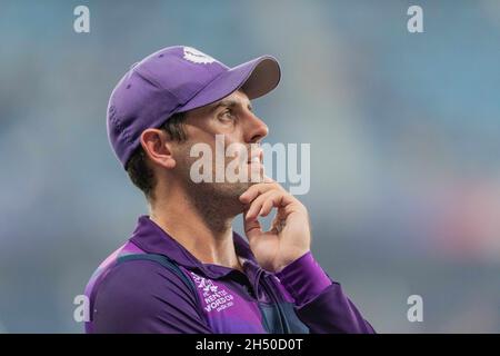 Calum Macleod di Scozia appare pensivo durante la partita di Coppa del mondo ICC Mens T20 tra India e Scozia al Dubai International Cricket Stadium di Dubai, UAE, il 05 novembre 2021. Foto di Grant Winter. Solo per uso editoriale, licenza richiesta per uso commerciale. Nessun utilizzo nelle scommesse, nei giochi o nelle pubblicazioni di un singolo club/campionato/giocatore. Credit: UK Sports Pics Ltd/Alamy Live News Foto Stock