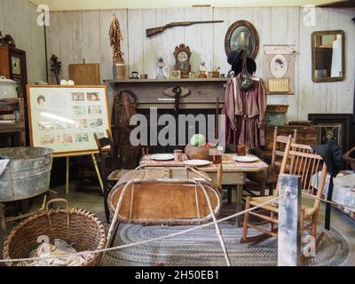 Oggetti d'antiquariato e manufatti conservati in mostra al Vault Museum nel 1908 Grayson County Courthouse di Independence, Virginia, USA 2021 © Katharine Foto Stock