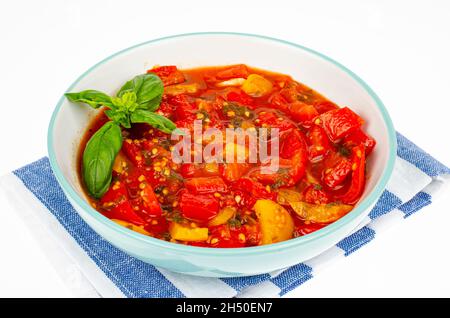 Piatto di verdure a base di peperoni dolci stufati e pomodori, lecho, menù vegetariano. Foto studio Foto Stock