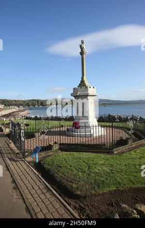 Millport, Isola di Cumbrae, North Ayrshire, Scozia, Regno Unito. Monumento commemorativo di guerra questo monumento è ottagonale in forma con pilastro in cima che ha un leone in cima Foto Stock