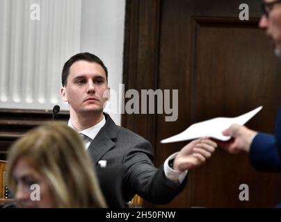 Kenosha, Wisconsin, Stati Uniti. 5 novembre 2021. Jason Lackowski riceve una fotografia dal procuratore del Distretto Assistente Thomas Binger durante il processo di Kyle Rittenhouse presso il tribunale della contea di Kenosha a Kenosha, Wisconsin, venerdì 5 novembre 2021. (Credit Image: © Sean Krajacic/The Kenosha News-POOL via ZUMA Press Wire) Credit: ZUMA Press, Inc./Alamy Live News Foto Stock