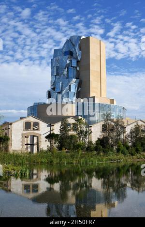 TORRE LUMA, Art Gallery & Arts Centre, progettato da Frank Gehry, si riflette in piscina NEL GIARDINO FONDAZIONE LUMA Arles Provence Francia Foto Stock