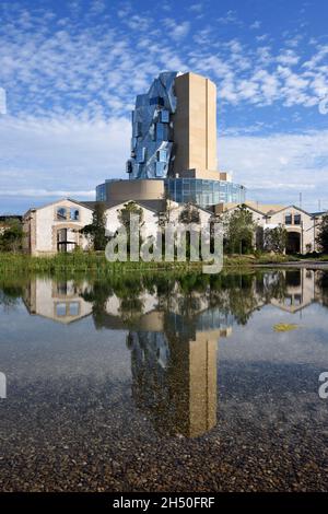 TORRE LUMA, Art Gallery & Arts Centre, progettato da Frank Gehry, si riflette in piscina NEL GIARDINO FONDAZIONE LUMA Arles Provence Francia Foto Stock