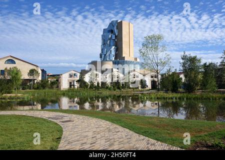 TORRE LUMA, Art Gallery & Arts Centre, progettato da Frank Gehry, si riflette in piscina NEL LUMA Foundation Park & Garden Path Arles Provence France Foto Stock