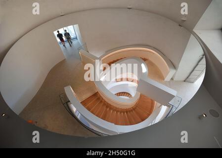 Scala a chiocciola riflessa nel soffitto rotante Specchio all'interno DELLA TORRE LUMA, Art Gallery & Arts Centre, progettato da Frank Gehry, Arles Provence France Foto Stock